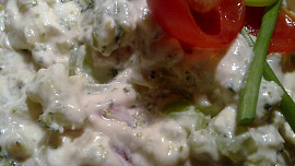 Brokolicový salát s balkánským sýrem a zakysanou smetanou