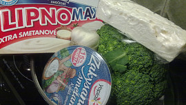 Brokolicový salát s balkánským sýrem a zakysanou smetanou