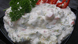 Brokolicový salát s balkánským sýrem a zakysanou smetanou