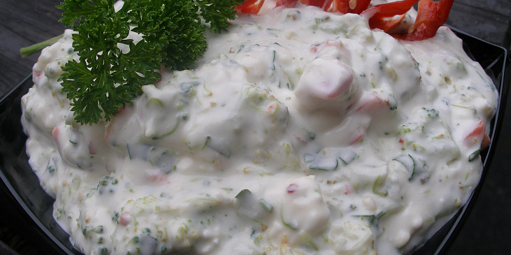 Brokolicový salát s balkánským sýrem a zakysanou smetanou