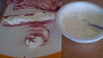 Bůčkové roládky s křenem a jogurtem, Pomažeme plátky masa a zabalíme