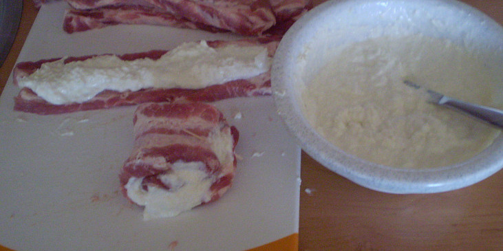 Bůčkové roládky s křenem a jogurtem (Pomažeme plátky masa a zabalíme)