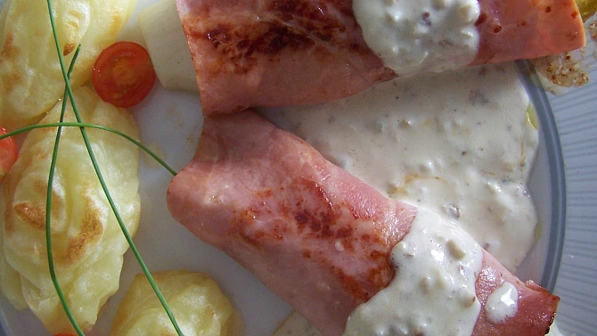 Čekanka na másle se šunkou a sýrovým přelivem