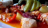 Čertovská králičí pochoutka, s chlebem a okurkou