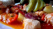 Čertovská králičí pochoutka, s chlebem a okurkou