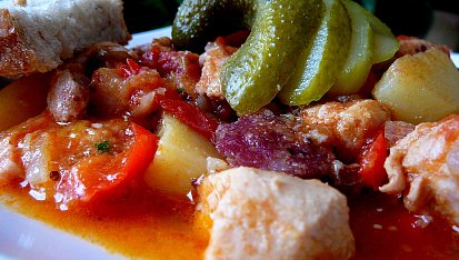 Čertovská králičí pochoutka, s chlebem a okurkou