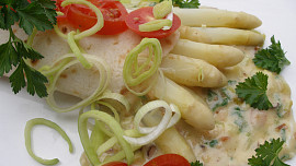 Chřest se sýrovou omáčkou