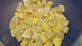 Citronovo - česnekový zázrak, Omyté citrony nakrájíme na malé kousky
