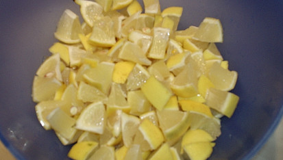Citronovo - česnekový zázrak, Omyté citrony nakrájíme na malé kousky