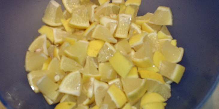 Citronovo - česnekový zázrak (Omyté citrony nakrájíme na malé kousky)