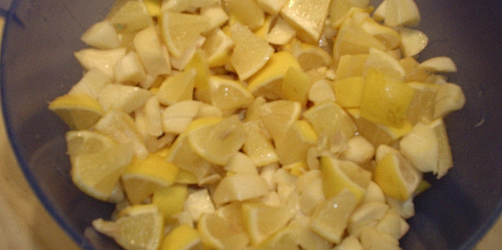 Citronovo - česnekový zázrak (citrony a česnek smícháme)