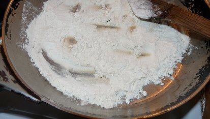 Drůbeží (hovězí) na fazolkách a bylinkách, opražit mouku