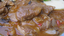 Dušená plec s hlávkovým zelím