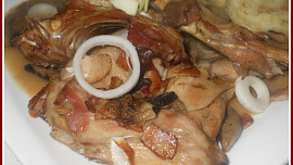 Dušený králík na houbách a pórku