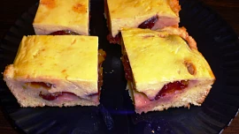 Dvakrát tvarohový švestkový koláč