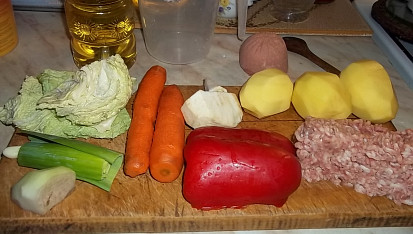 Dvouluštěninová polévka, nějaké ingredience...