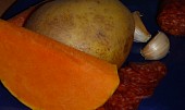 Dýňovo - česnekový krém s klobásou