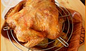 Grilované kuře bez grilu (k hotovému kuřeti se hodí pečivo,bramborový salát,nebo před pečením můžeme načtvrtit pár brambor a vložit osolené a pokmínované na dno pekáčku)