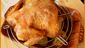 Grilované kuře bez grilu, k hotovému kuřeti se hodí pečivo,bramborový salát,nebo před pečením můžeme načtvrtit pár brambor a vložit osolené a pokmínované na dno pekáčku