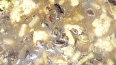 Houbovo - fazolková polévka se sýrovými nočky