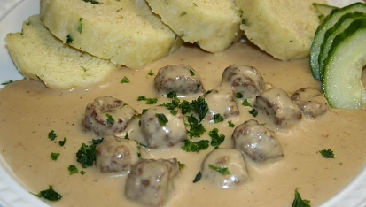 Hovězí kuličky s křenovou omáčkou
