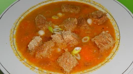 Hřejivá polévka z červené čočky