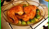Jednoduché a dobré kuře (před dopečením přidaná růžičková kapusta)