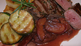 Jelení steak se švestkovou omáčkou