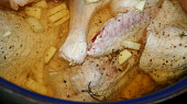 Konfitovaná kachna s česnekem a tymiánem