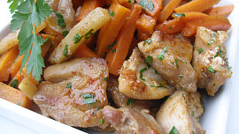 Kořeněná mrkev s kedlubny a kuřecím masem