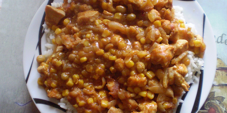 Kuřecí směs s hráškem a kukuřicí (Servírujeme s rýží)