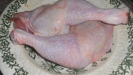 Kuřecí stehna pečená na talíři