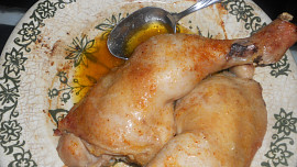 Kuřecí stehna pečená na talíři