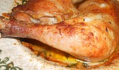 Kuřecí stehna pečená na talíři