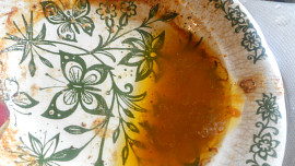 Kuřecí stehna pečená na talíři