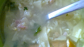 Květáková polévka s uzeným masem a flíčkama