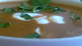 Lahodná papriková polévka se zakysanou smetanou