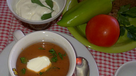 Lahodná papriková polévka se zakysanou smetanou