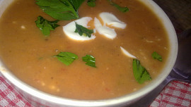 Lahodná papriková polévka se zakysanou smetanou