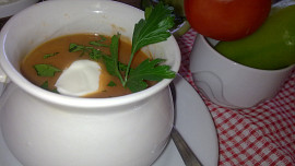Lahodná papriková polévka se zakysanou smetanou