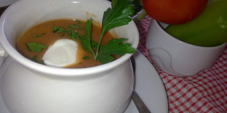 Lahodná papriková polévka se zakysanou smetanou