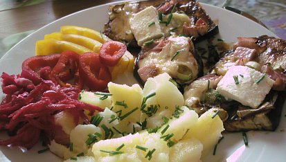 Lilek v tymiánové chilli marinádě s brie a šunkovo-pórkovou peřinkou