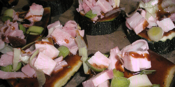 Lilek v tymiánové chilli marinádě s brie a šunkovo-pórkovou peřinkou