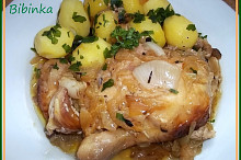 Máslové kuřátko na česneku, cibuli a rozmarýnu