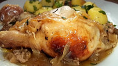 Máslové kuřátko na česneku, cibuli a rozmarýnu, detail...