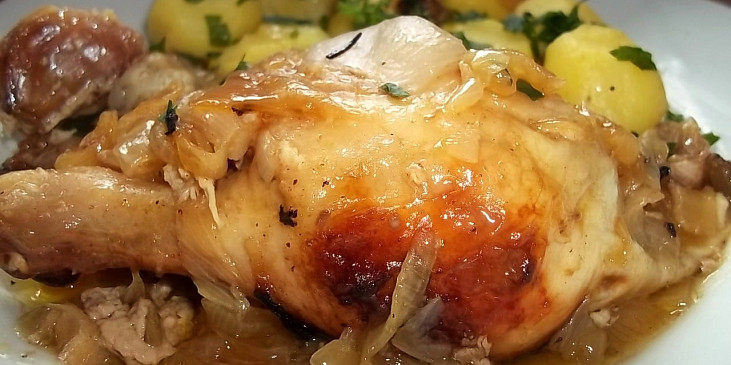 Máslové kuřátko na česneku, cibuli a rozmarýnu (detail...)