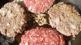 Mletý steak v zelném listu