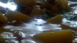 Neklasický guláš s uzeninou, špenátem