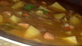 Neklasický guláš s uzeninou, špenátem