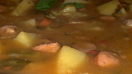 Neklasický guláš s uzeninou, špenátem